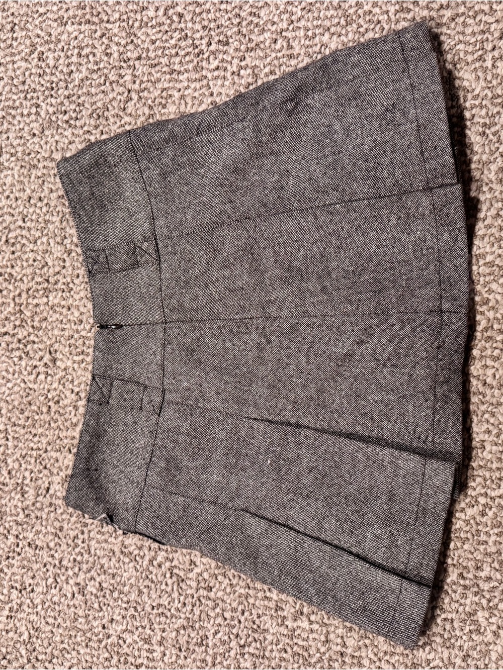 Vintage Guess Jeans - Gray Pleated Mini Skirt with Embroidered Patch - Picture 2 of 3